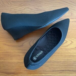 VIVAIA Aria Pointed Toe Wedge Black Size 39/8